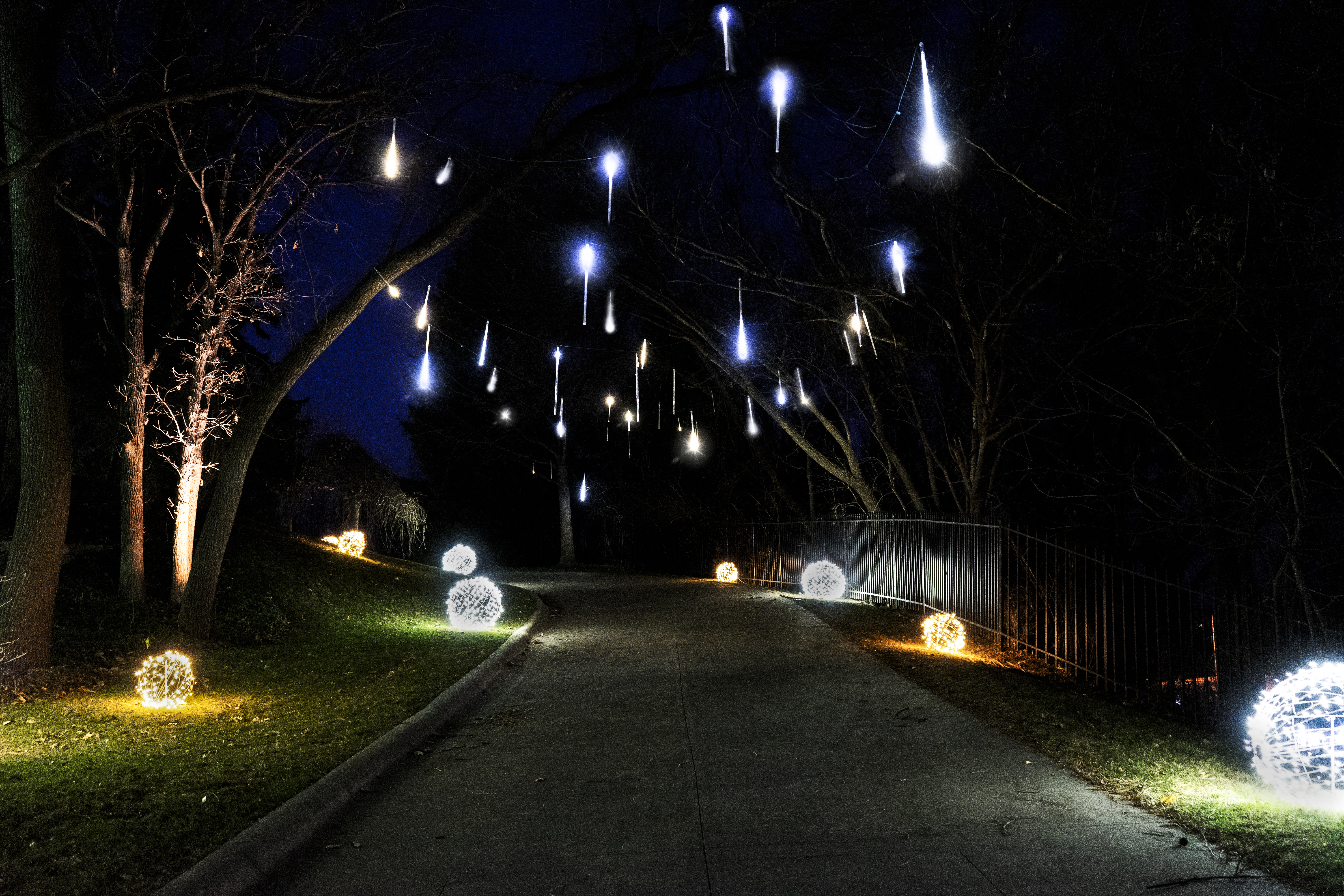 Holiday lighting han