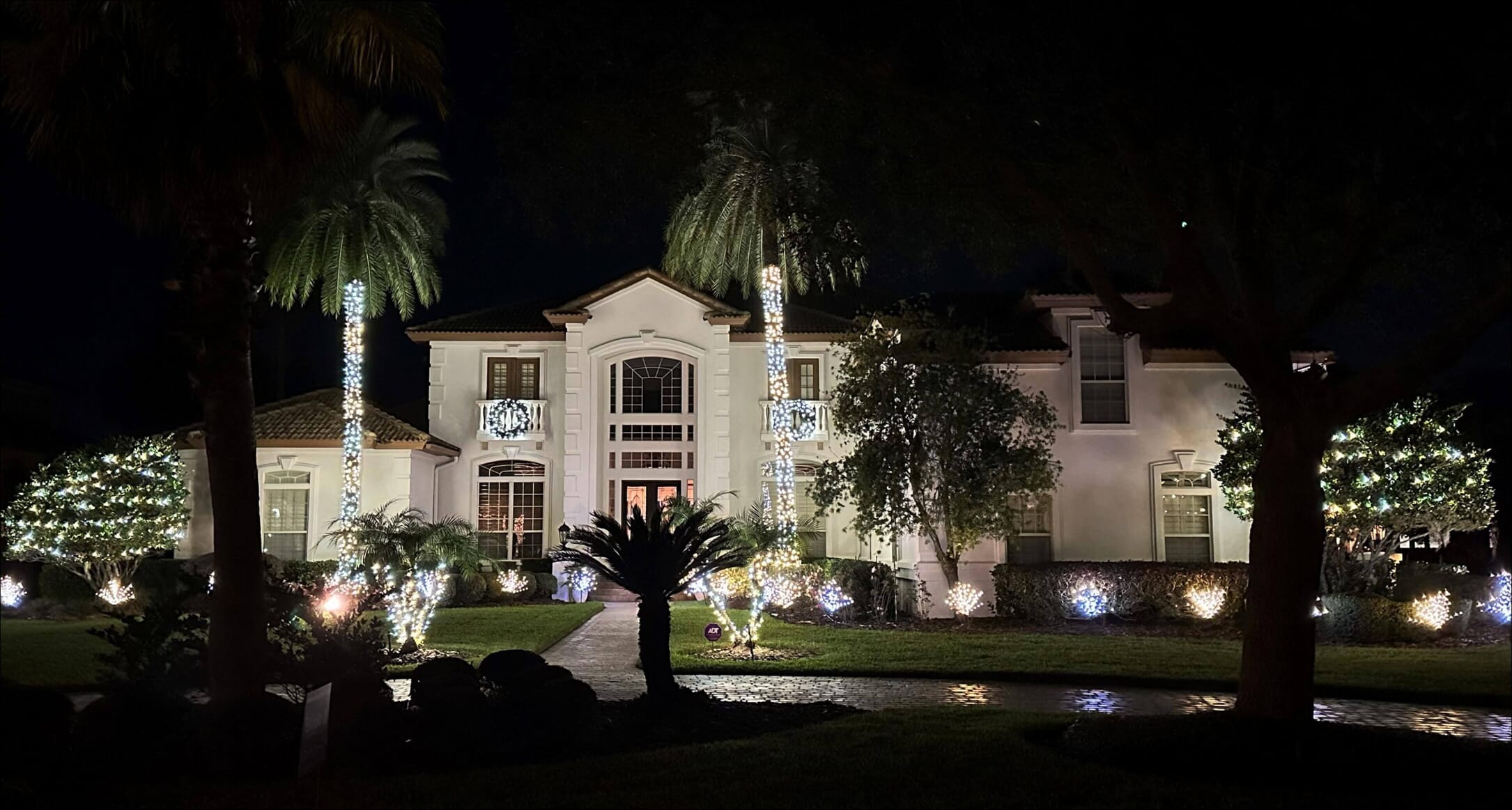 home wiht custom holiday lighting